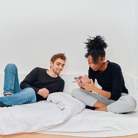 Mije Marais Hostel Париж Екстер'єр фото A couple using their smartphones