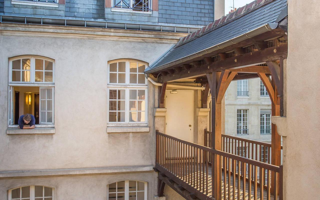 Mije Marais Hostel Париж Екстер'єр фото The courtyard of the Hôtel de Beauvais