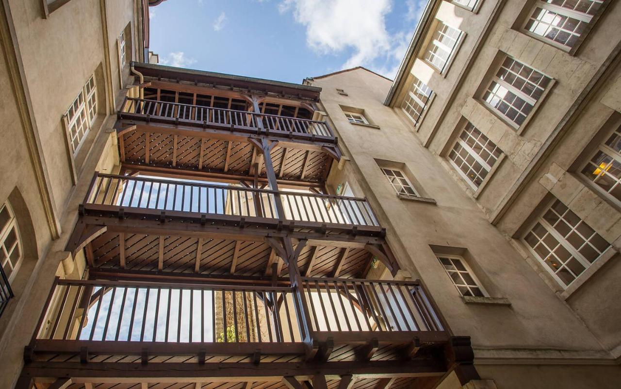 Mije Marais Hostel Париж Екстер'єр фото The courtyard of the house