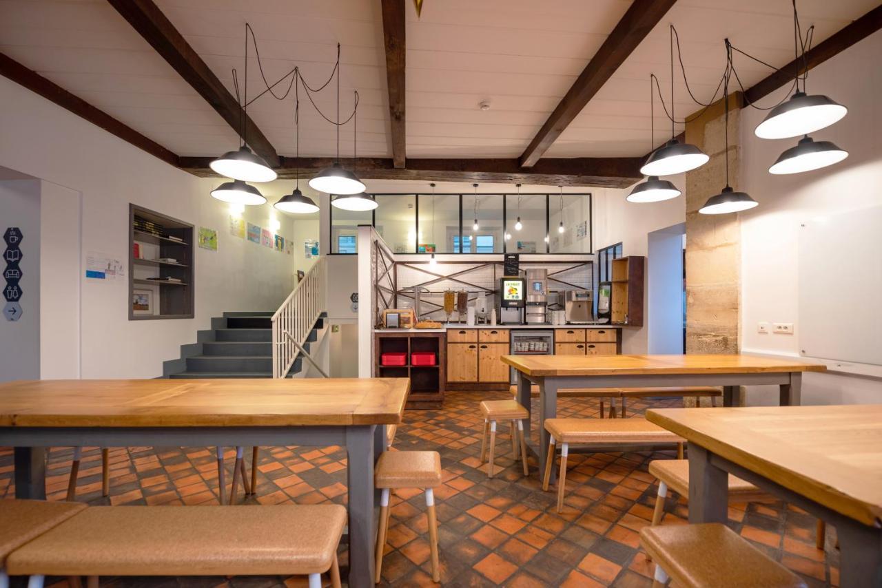 Mije Marais Hostel Париж Екстер'єр фото The kitchen and dining room at the International House