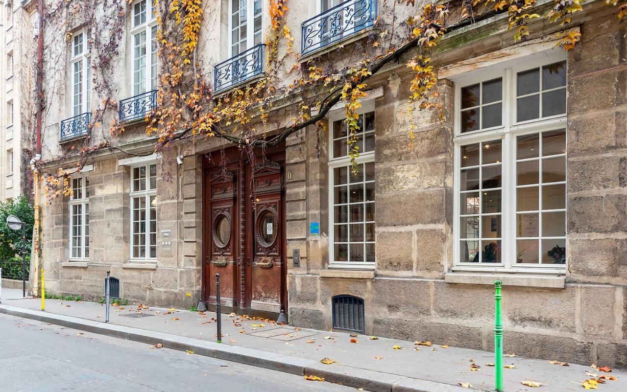 Mije Marais Hostel Париж Екстер'єр фото The building of the Institut de France, where the Académie Française is located