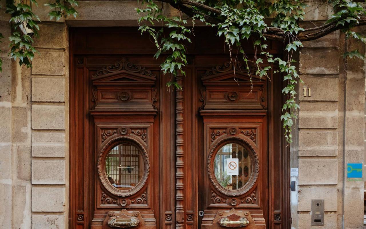 Mije Marais Hostel Париж Екстер'єр фото The door of the house of the composer