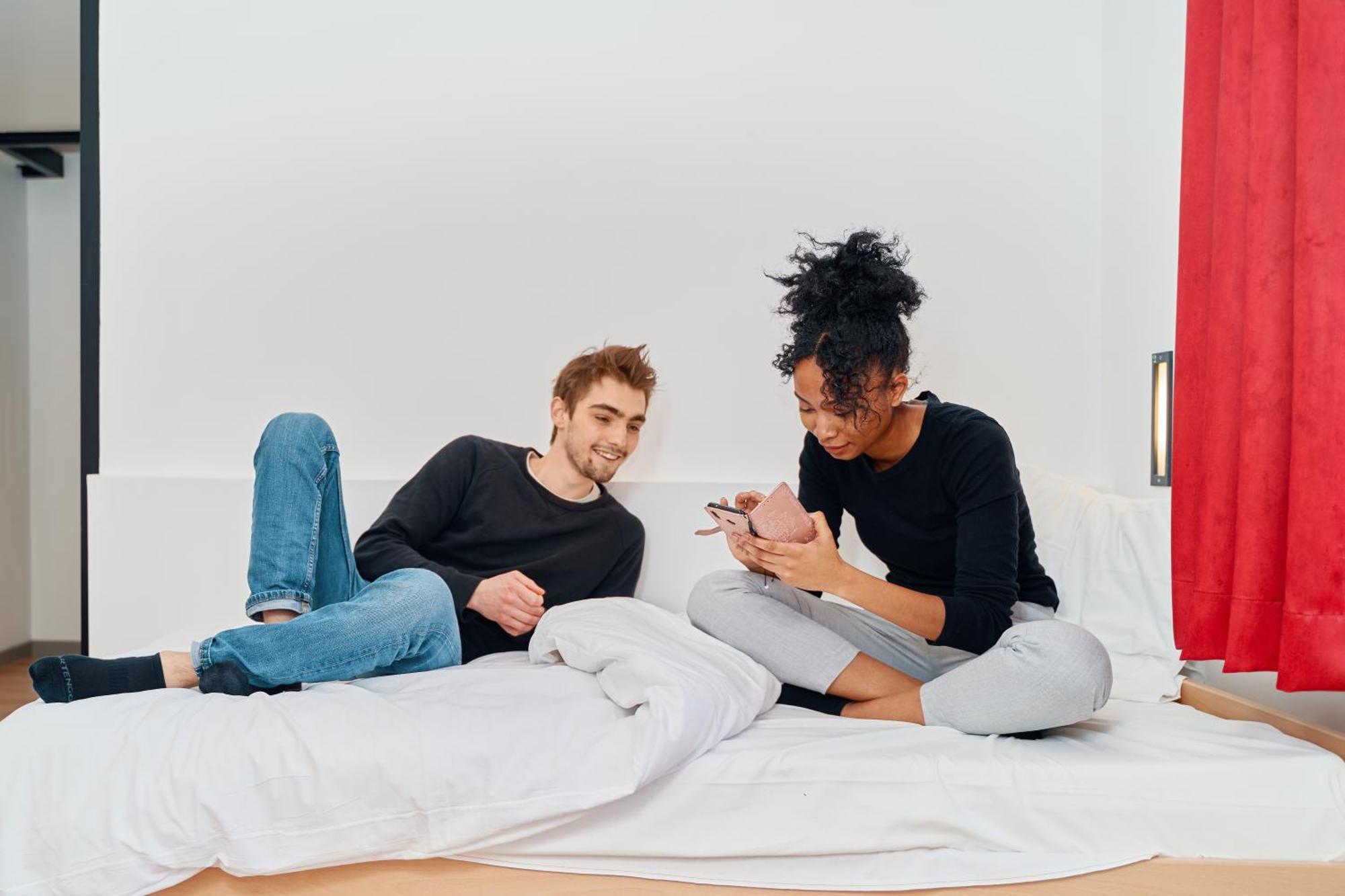 Mije Marais Hostel Париж Екстер'єр фото A couple using their smartphones