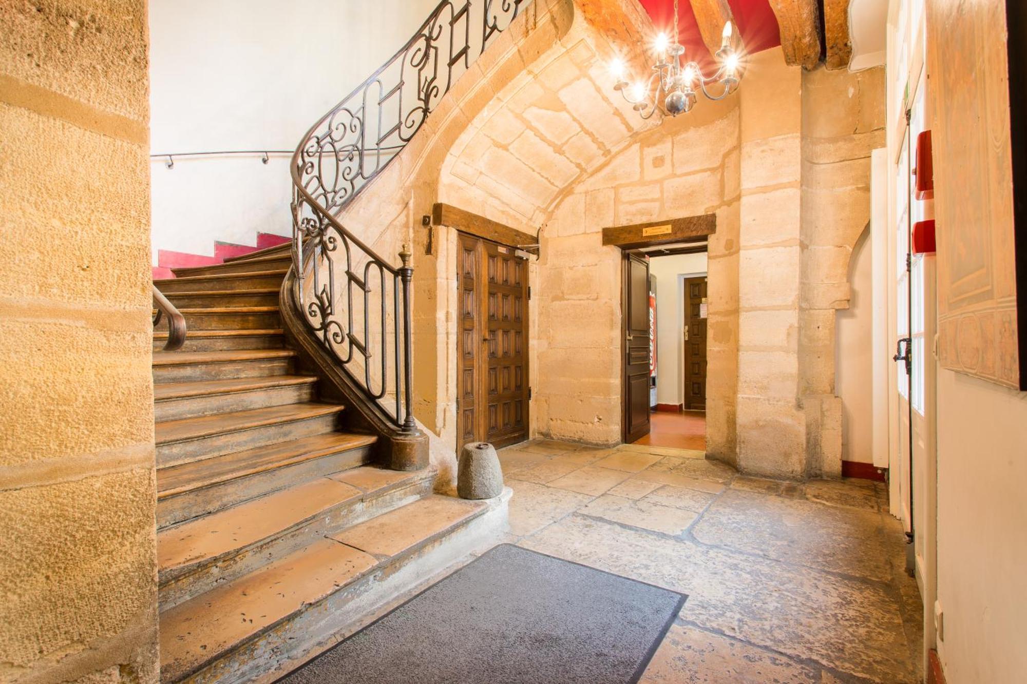 Mije Marais Hostel Париж Екстер'єр фото Entrance of the museum