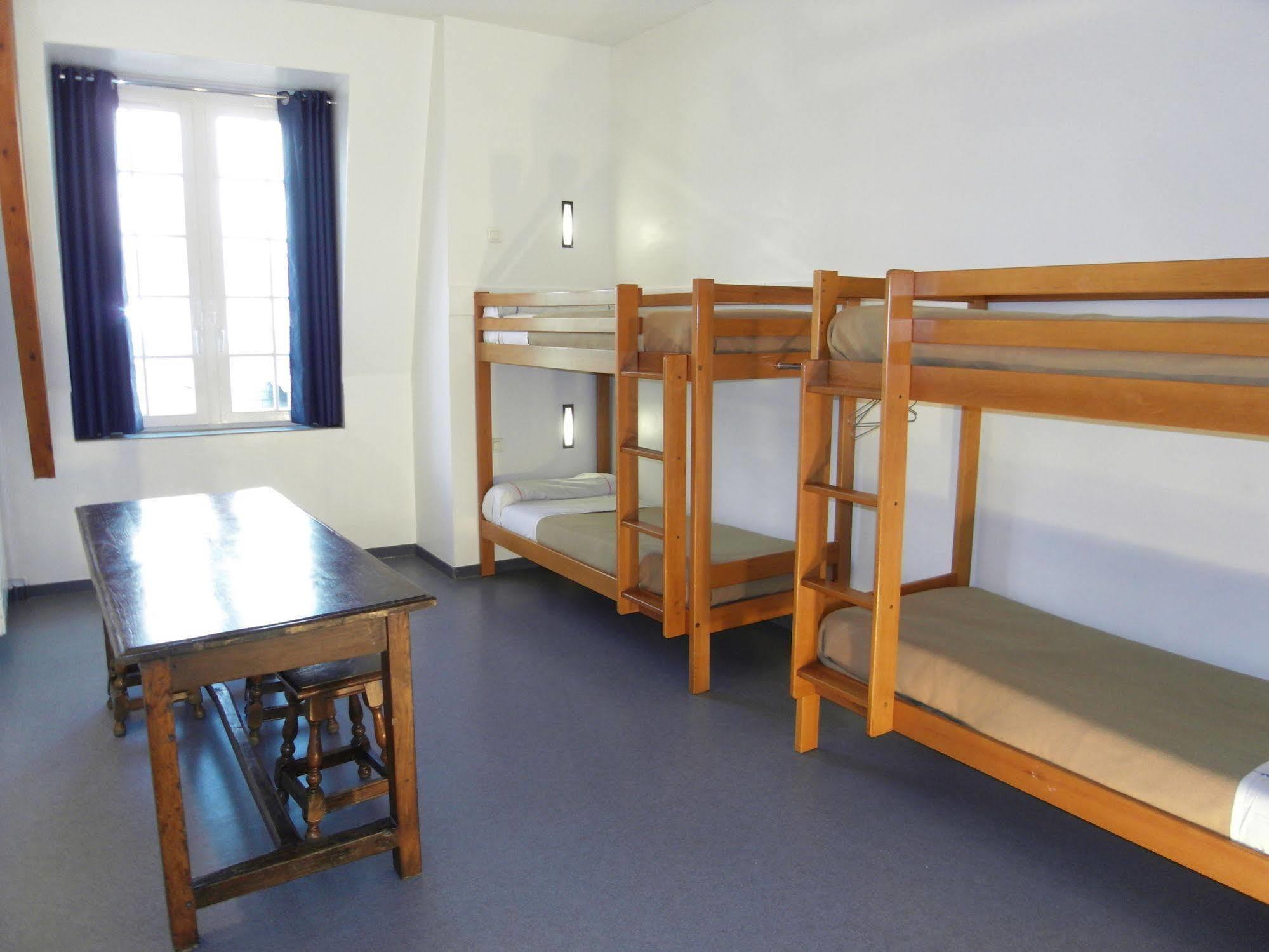 Mije Marais Hostel Париж Екстер'єр фото A typical bunk room at a youth hostel