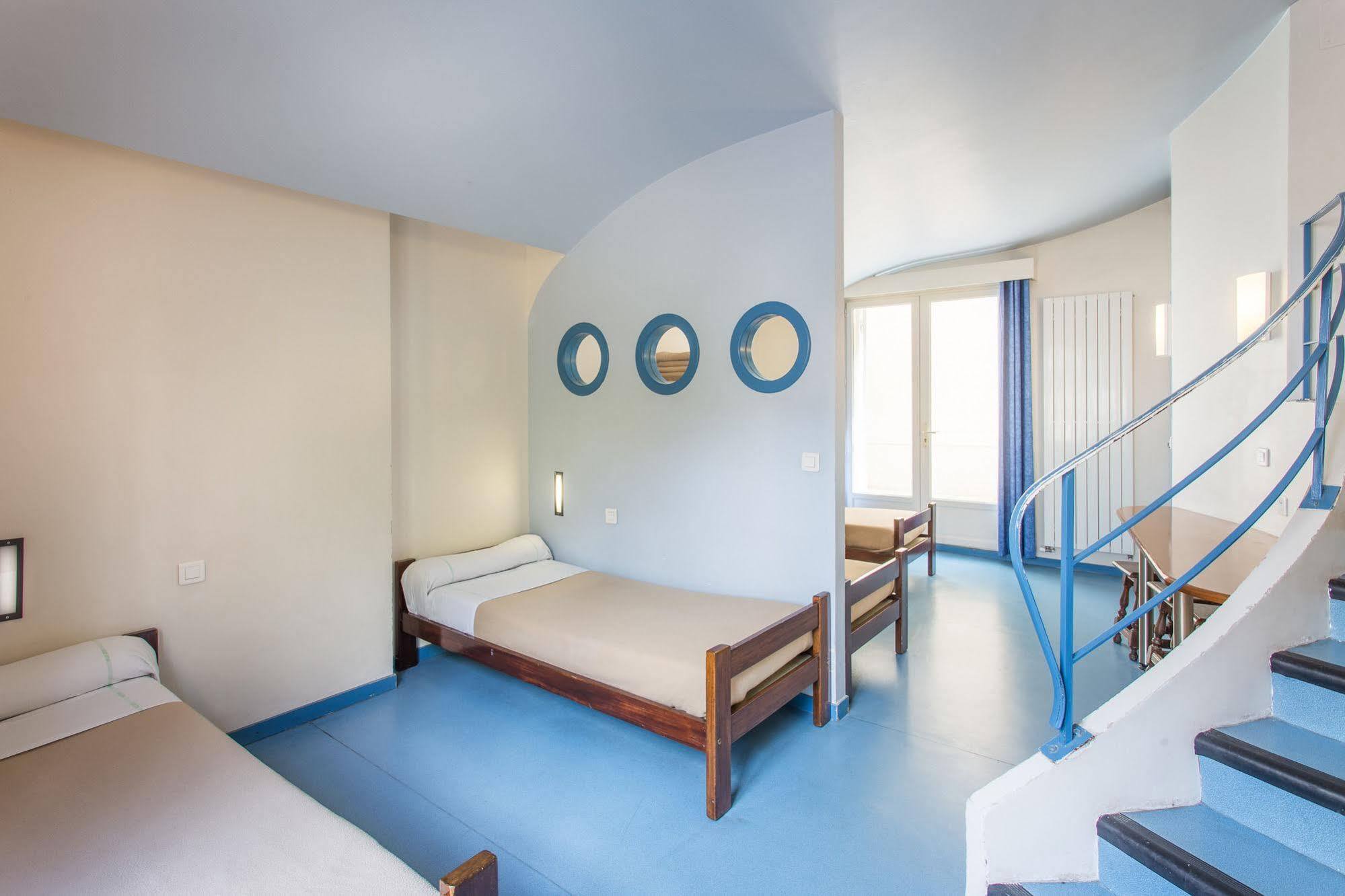 Mije Marais Hostel Париж Екстер'єр фото A room at the Centre hospitalier universitaire vaudois (CHUV) in Lausanne, Switzerland