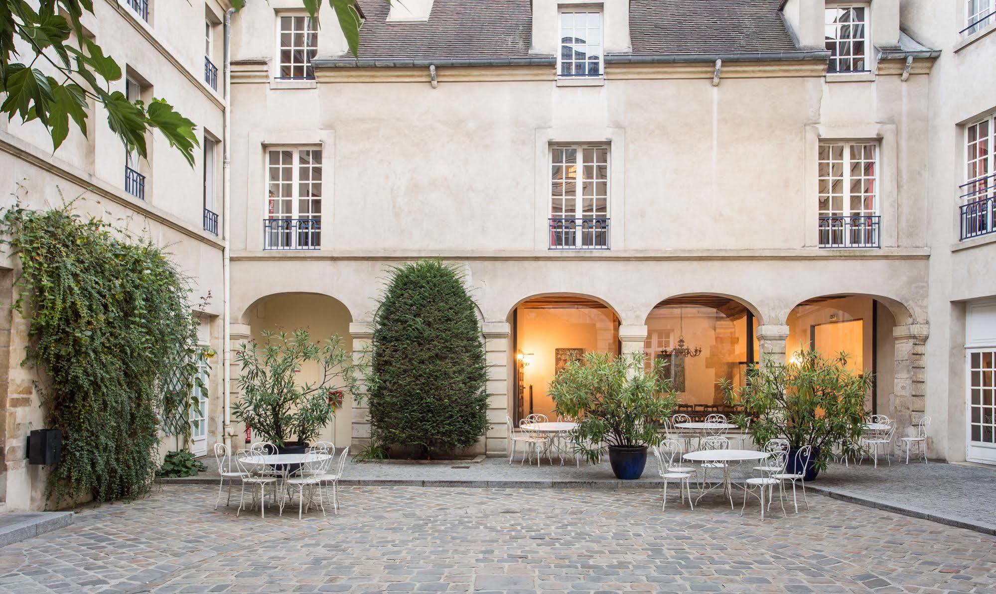 Mije Marais Hostel Париж Екстер'єр фото The courtyard of the Hôtel de Matignon