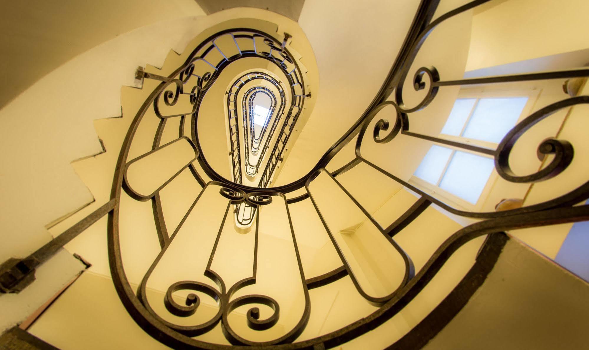 Mije Marais Hostel Париж Екстер'єр фото Spiral staircase