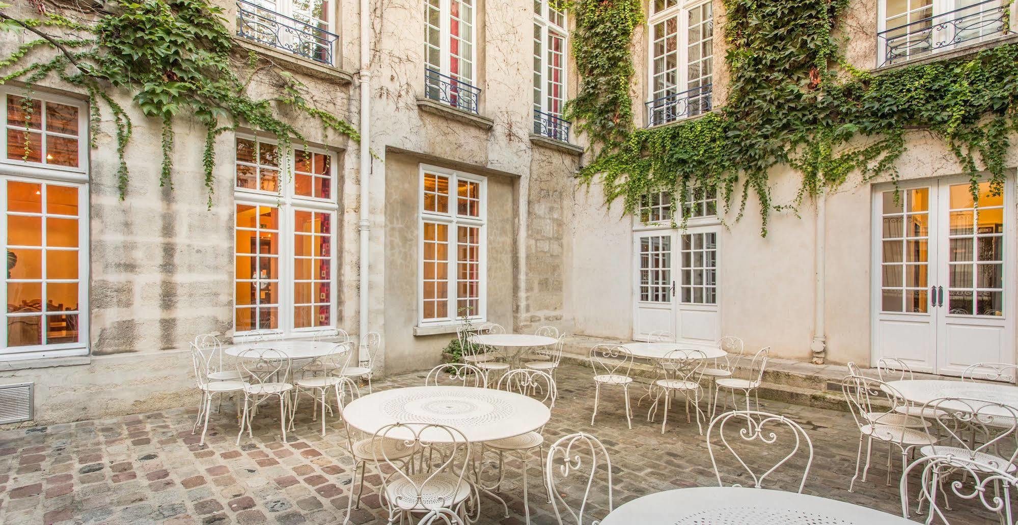 Mije Marais Hostel Париж Екстер'єр фото The courtyard of the Hôtel de Matignon