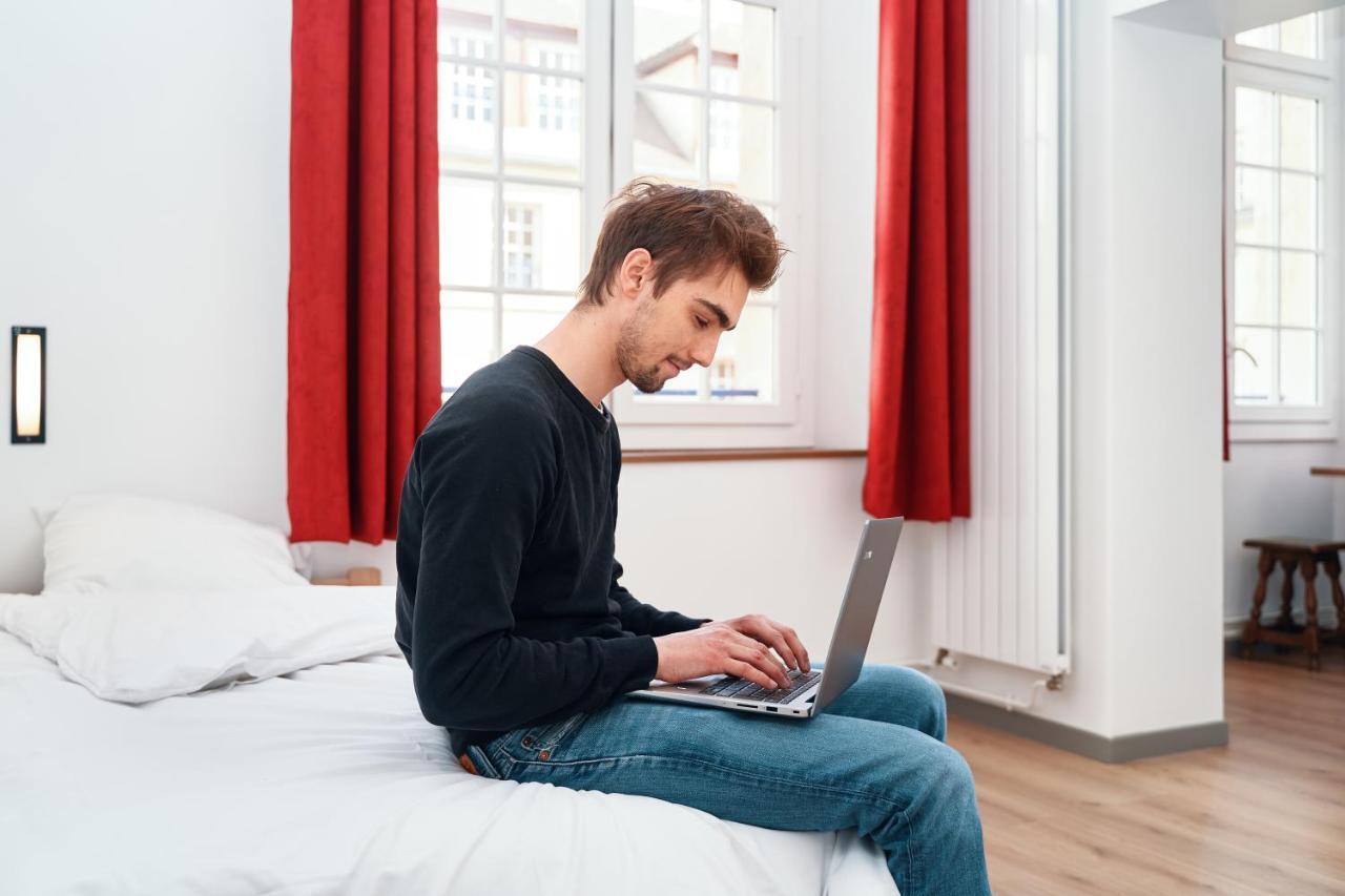 Mije Marais Hostel Париж Екстер'єр фото A man using a laptop