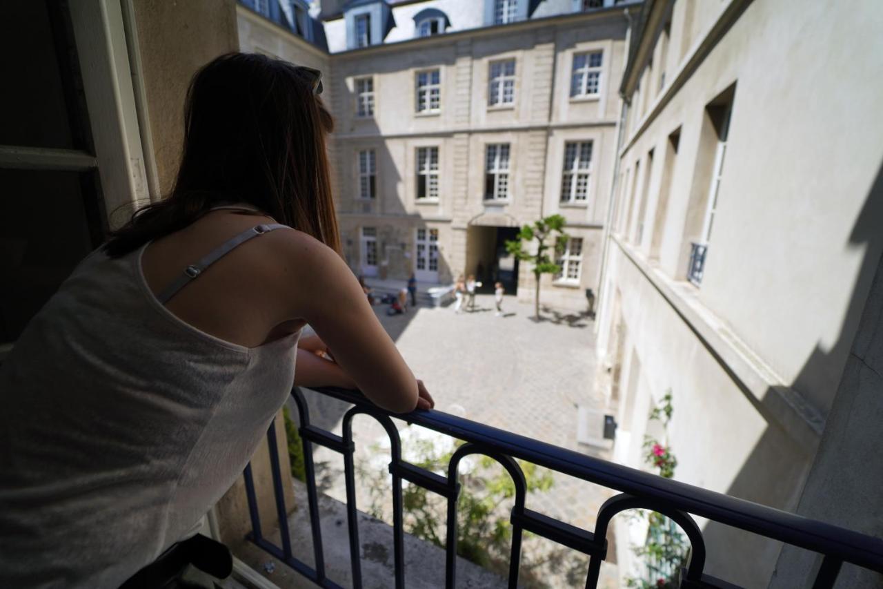 Mije Marais Hostel Париж Екстер'єр фото A woman on a balcony